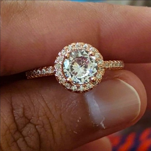 Center of My Universe Round Halo Ring - Picture 7 of 12